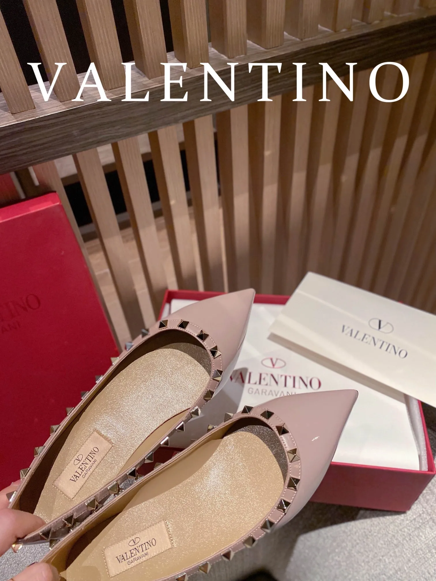 👟👟Ex-factory price 520👟👟 𝙑𝙖𝙡𝙚𝙣𝙩𝙞𝙣𝙤/Valentino𝙑𝙏 🎁Latest color😍ʚ😊ɞ It has been an Italian national treasure brand since the 1960s. Timeless and deeply rooted in people's hearts❤ Never out of date. One of the must-have items 〰 ɪɴѓᴏʀᴍᴀᴛɪᴏɴ 〰♡ There are many colors for you to choose from💝Original molded electric rivets (non-oxidized) High-end customized imported cowhide➠Mirror patent leather❗️Details in place🆚Exclusive color card💯Comfortable sheepskin lining✅Imported Italian leather outsole🇮🇹 Code number: 35-39 (34.40.41.42) additionally customized♡♡
